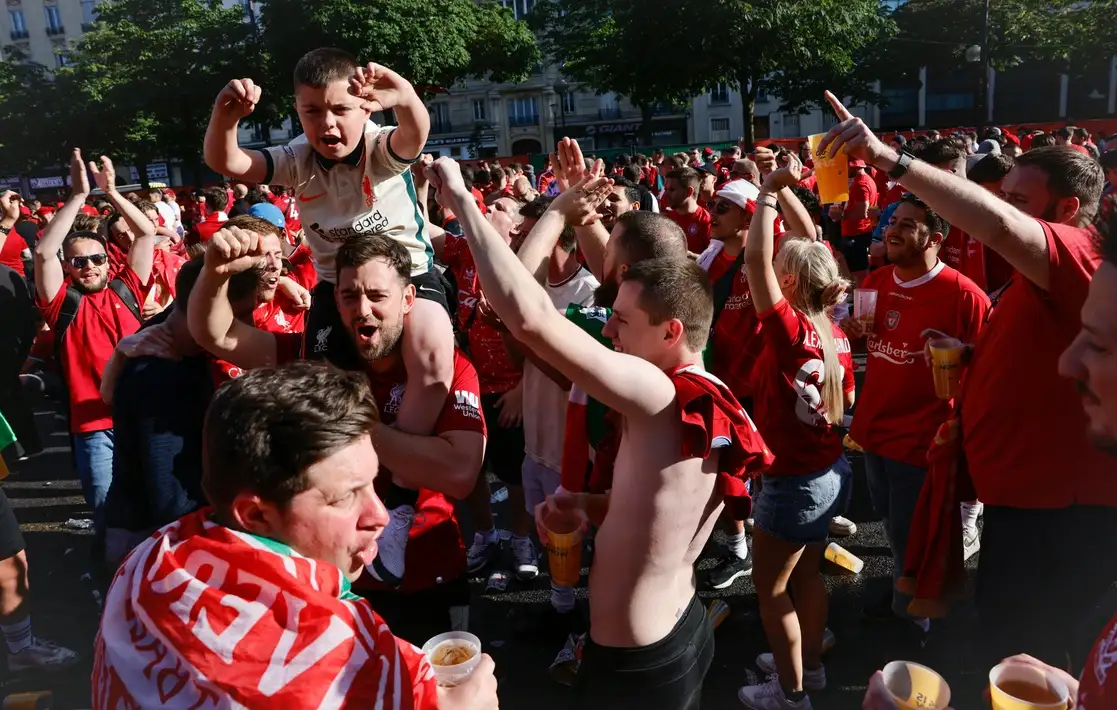 Con o sin boleto para la final de la ‘UEFA Champions League’, seguidores del Liverpool y del Real Madrid salen a las calles  abarrotan las calles francesas. Foto Ap

 