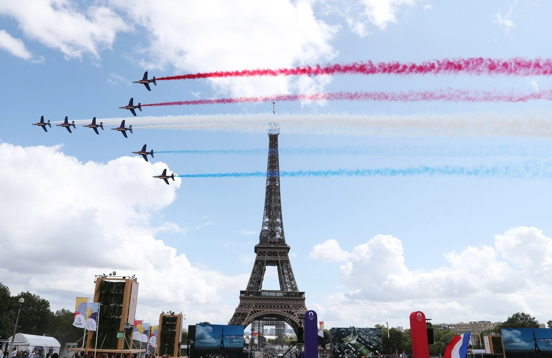 Tras la clausura de la justa en Tokio 2020, la cual pasará a la historia con la sombra de la pandemia del coronavirus, la Ciudad Luz celebró con una gran verbena popular frente a la torre Eiffel ser la sede de los próximos Juegos Olímpicos de verano. En el país asiático, el presidente del Comité Olímpico Internacional, Thomas Bach, resumió el espíritu de la despedida: “Lo hicimos”. Foto Xinhua