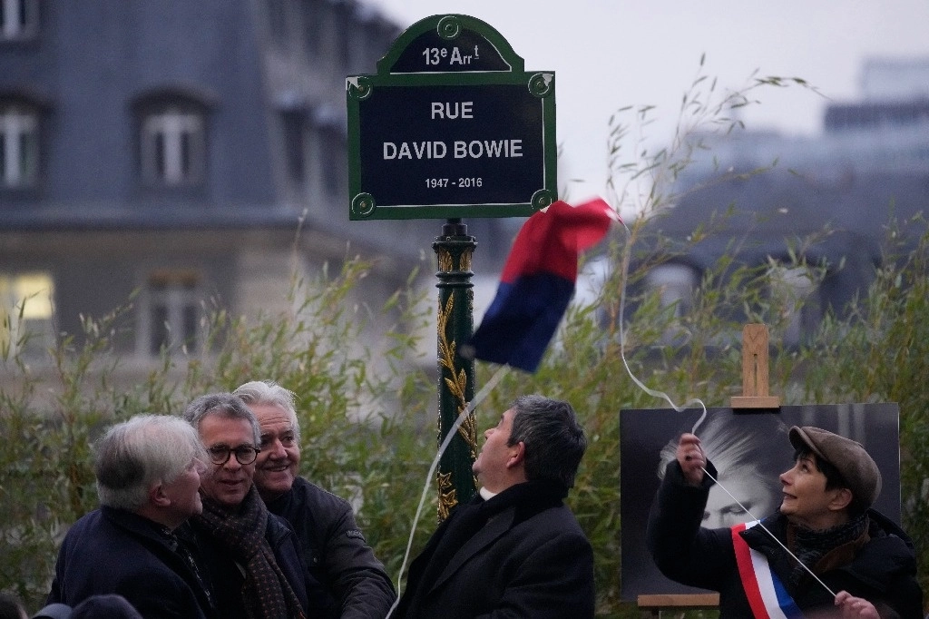 París inmortalizó el lunes al ícono de la música británica David Bowie al nombrar en su honor una calle en el sureste de la ciudad en el que habría sido su cumpleaños 77. Foto Ap