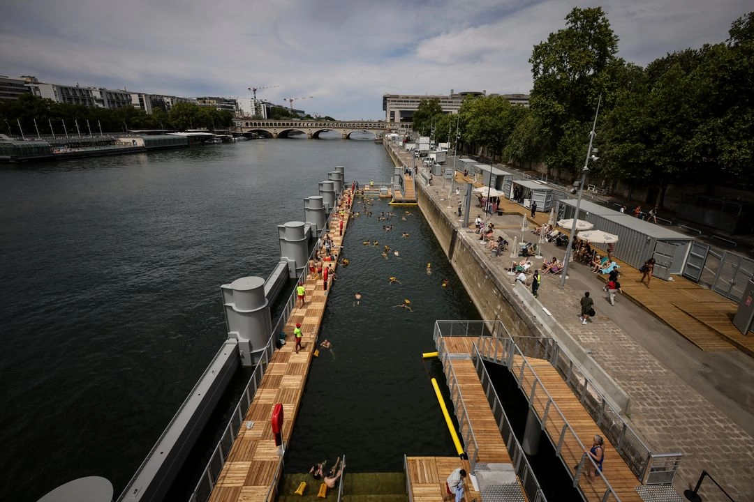 La gente nada en la zona de baño segura de Bercy en el río Sena en París, Francia, durante la inauguración de las tres piscinas del Sena, como parte del evento 'Paris Plages', el 5 de julio de 2025.