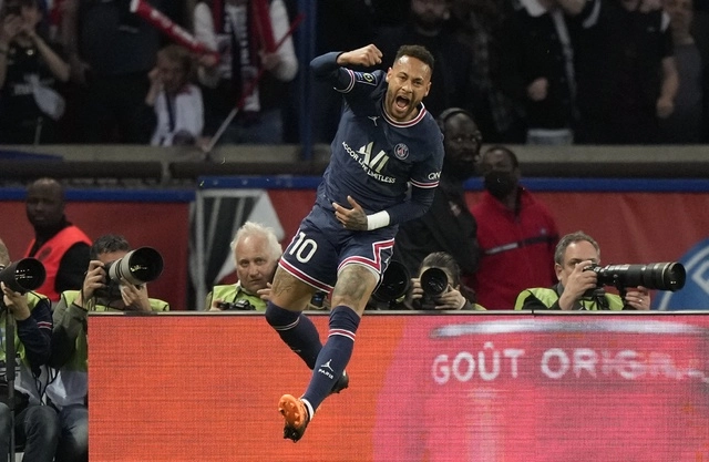 El brasileño Neymar dio gala de juego en el encuentro Clásico etre París SG y el Marsella. Foto Ap