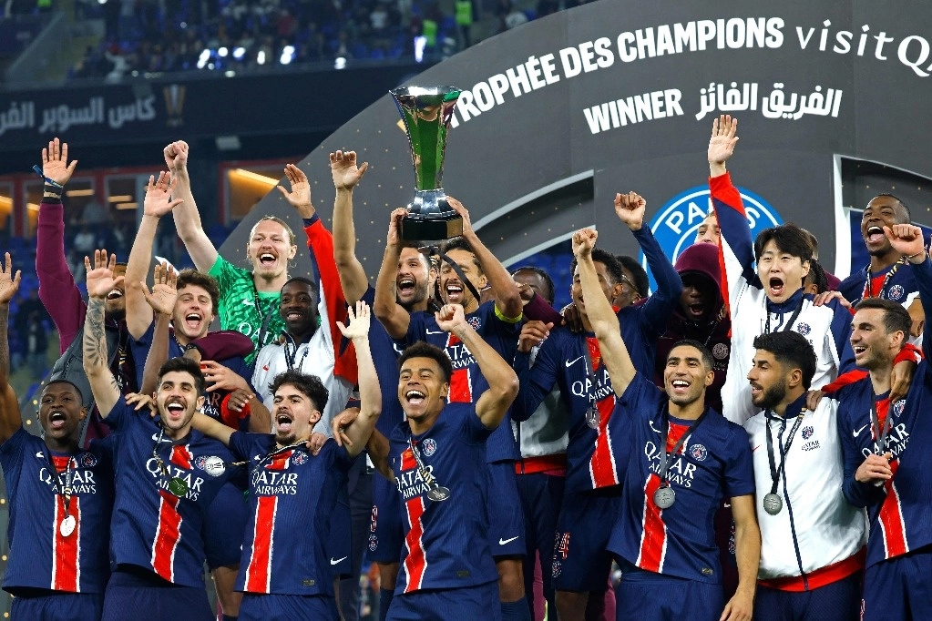 Los jugadores del Paris Saint-Germain celebran con el trofeo después de ganar el partido final del Trofeo de Campeones de Francia (Trophee des Champions) entre el Paris Saint-Germain (PSG) y el AS Monaco (ASM) en el Estadio 974 en Doha el 5 de enero de 2025.  Foto Afp