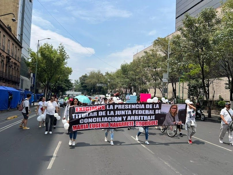 Los inconformes, entre personal activo, despedidos y eventuales, exigen la  recontratación y reubicación de quienes fueron cesados y en caso de que algún trabajador vaya a ser indemnizado o decida irse, sea conforme a la ley.
