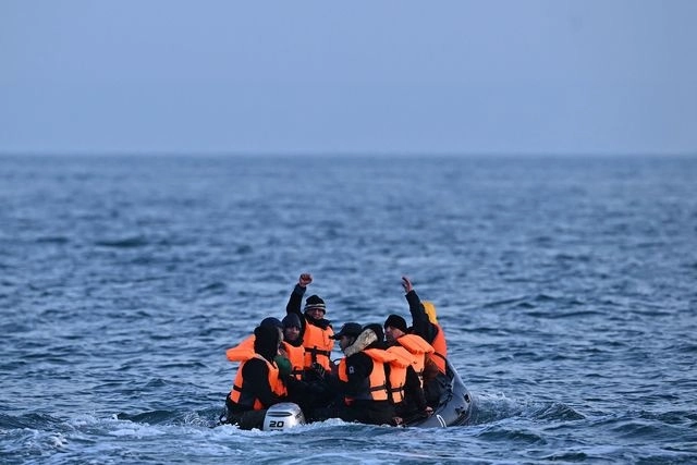 Migrantes viajan en un bote inflable a través del Canal de la Mancha con destino a Dover, en la costa sur de Inglaterra. Foto Afp