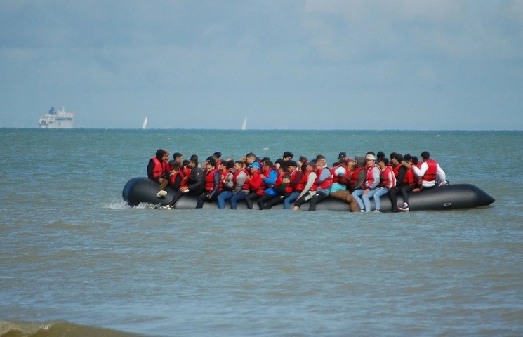 Migrantes en una embarcación inflable, antes de intentar cruzar de forma ilegal hacia Inglaterra, desde el norte de Francia, el 18 de julio de 2023. Foto Afp 