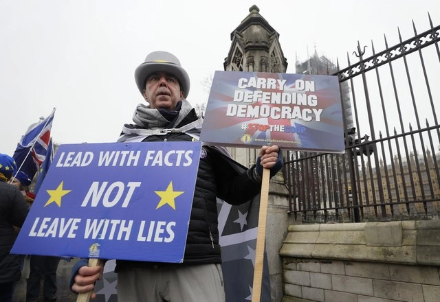 Manifestantes anti-‘Brexit’ protestaron este miércoles afuera del Parlamento británico. Foto Ap