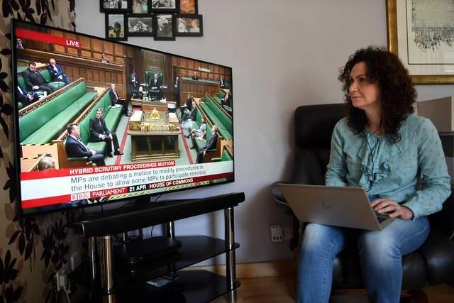 La legisladora Wendy Chamberlain participa en una sesión remota del Congreso británico, en Londres. Foto Afp 