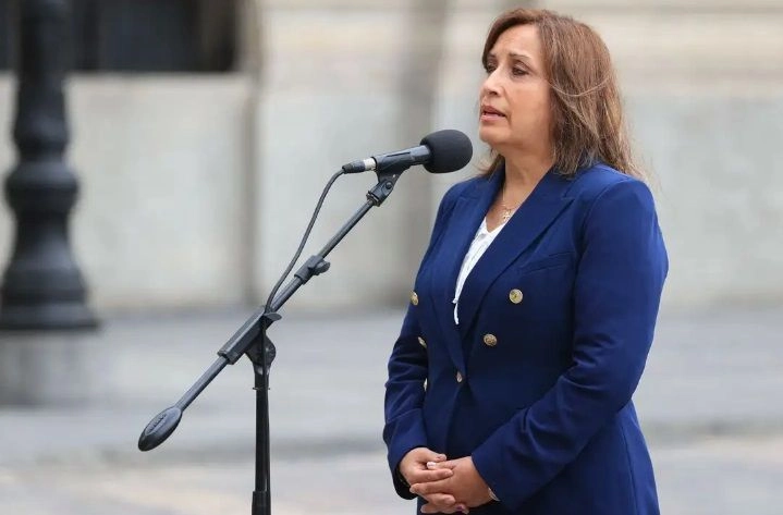 El Parlamento peruano consideró “afrentoso” que la mandataria quiera ausentarse en medio de la crisis de inseguridad que atraviesa el país. Foto 