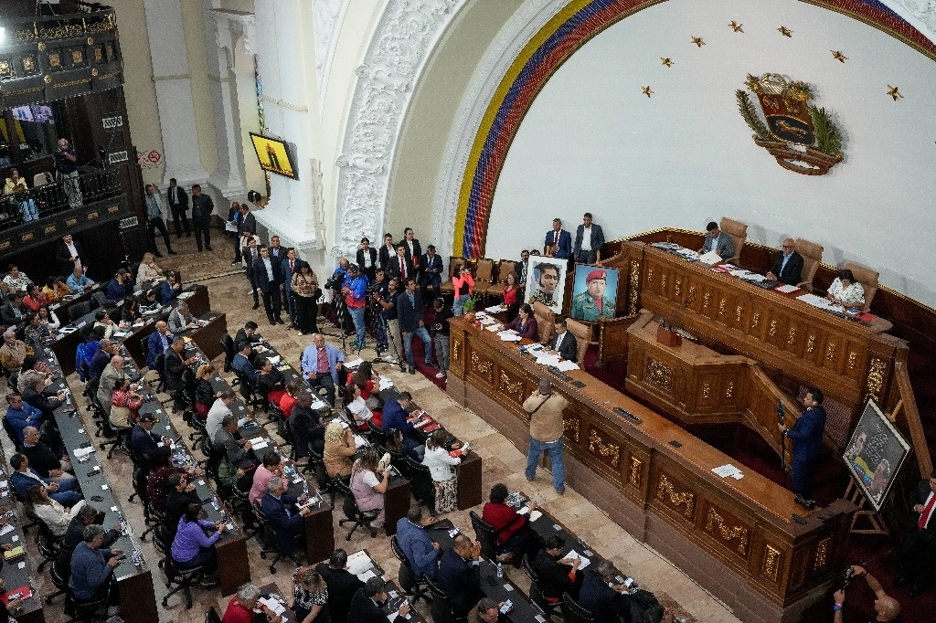 El parlamento de Venezuela comenzó con la aprobación de un paquete legislativo solicitado por el presidente, Nicolás Maduro, en medio de la crisis política que se desató tras las elecciones presidenciales del 28 de julio. Foto Ap 