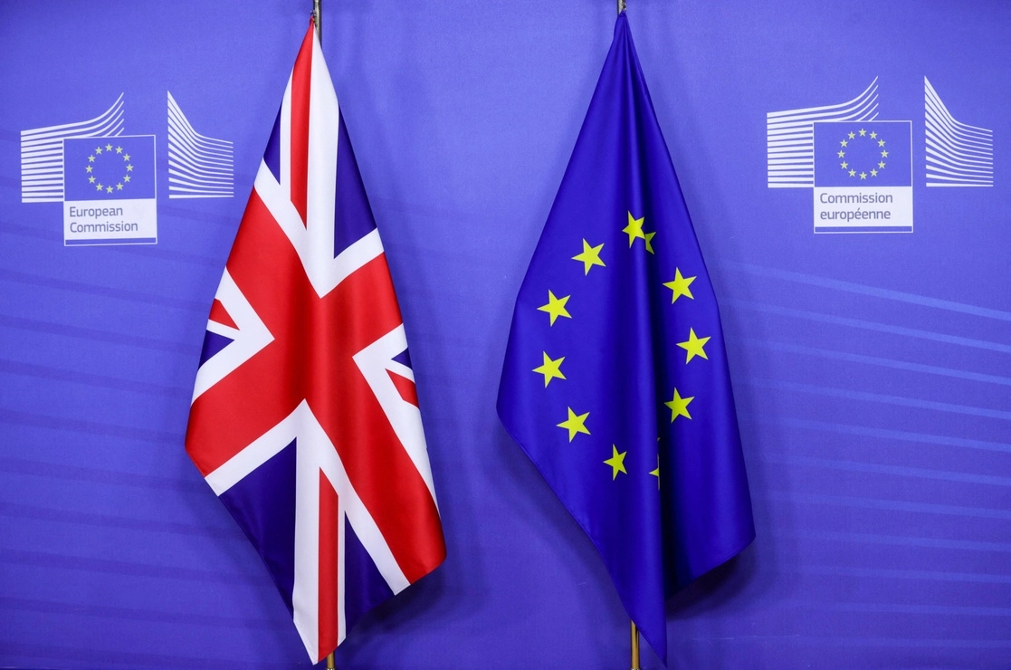 Con una abrumadora mayoría de 660 votos a favor, cinco en contra y 32 abstenciones, se votó a favor de aprobó el acuerdo pos -Brexit. Foto Afp / Archivo