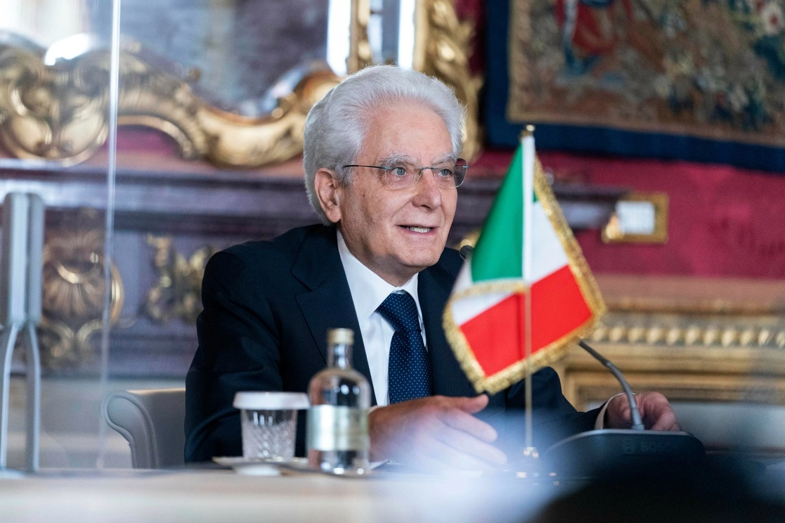 El presidente italiano, Sergio Mattarella, de 80 años, fue relecto por el Parlamento, al cabo de una maratón de votaciones que pusieron en evidencia las divisiones de la coalición gubernamental. Foto Ap