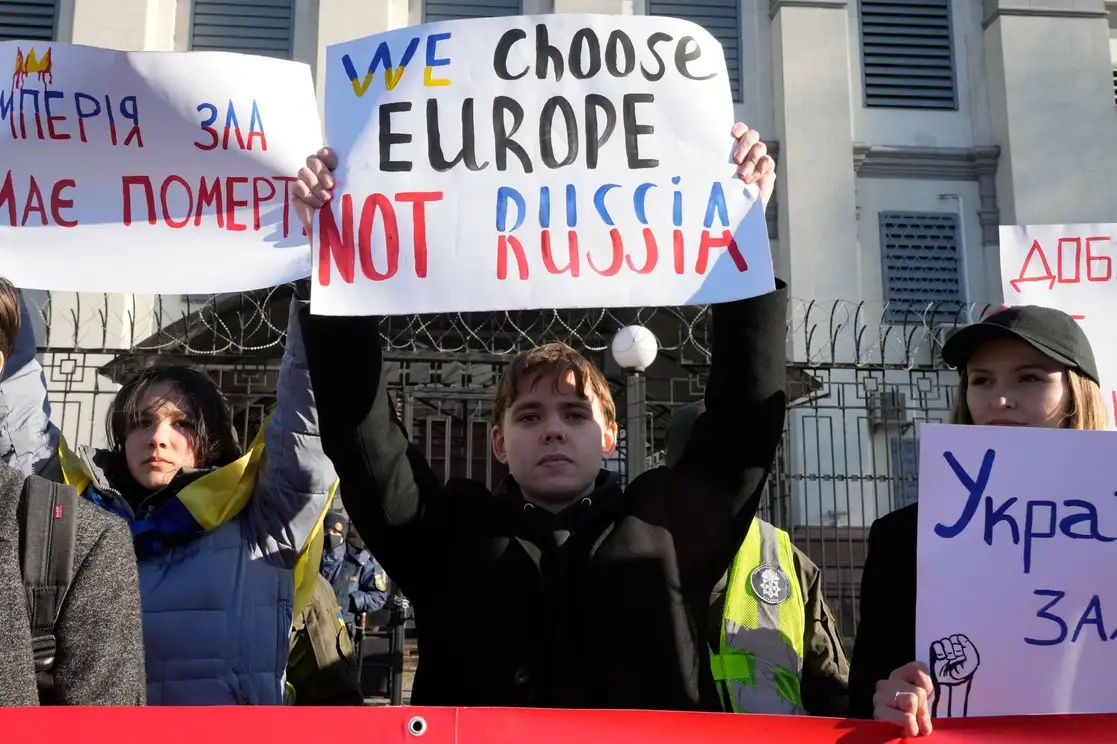 Protesta frente a la embajada rusa, ayer en Kiev. "Elegimos Europa, no Rusia", se lee en el cartel. Foto Ap
