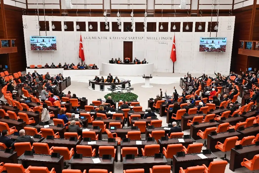 Legisladores turcos durante el debate sobre la candidatura de Suecia a unirse a la OTAN en el Parlamento turco en Ankara, Turquía, el  23 de enero de 2024. Foto Ap