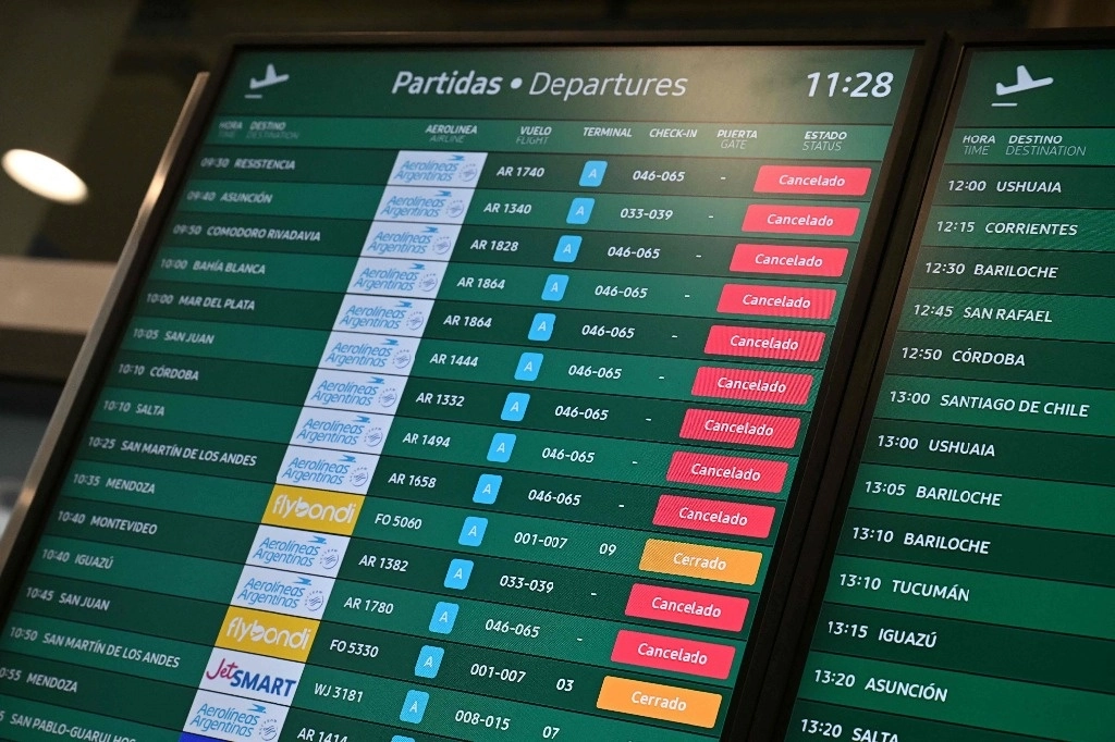 Una lista de varios vuelos cancelados se muestra en una pantalla durante una huelga de los sindicatos de pilotos y tripulantes en el Aeropuerto Internacional Jorge Newbery en Buenos Aires el 6 de septiembre de 2024. Foto Afp