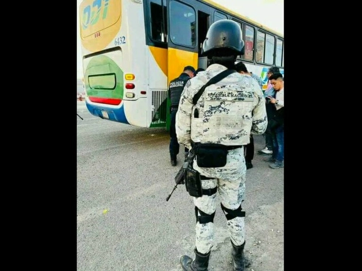 Elementos de la GN y de la SSE Hidalgo realizan revisiones en camiones del transporte público, el 7 de junio de 2023. Foto ‘La Jornada’ 