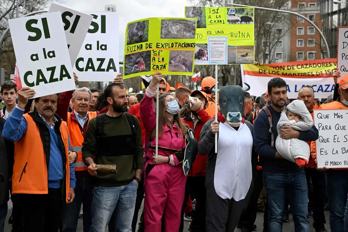 En Madrid, sindicatos de agricultores y federaciones de caza, formando una alianza rural, organizaron una protesta para resaltar la importancia económica y social del sector y exigir un futuro para el campo. Foto Afp