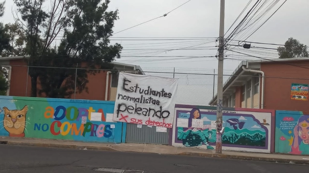 Estudiantes de la Escuela Normal 4 desde hace cinco días se mantienen en paro
 y aseguran que no han sido escuchados por las autoridades. Foto La Jornada 