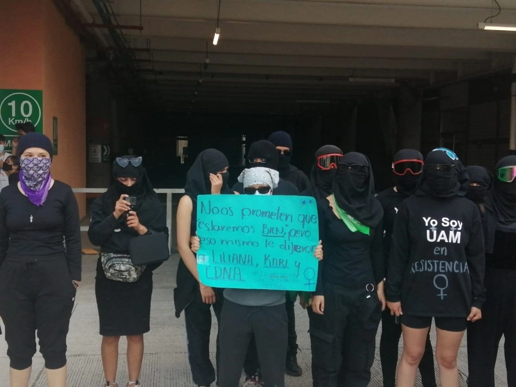 Alumnas de UAM tras conferencia de prensa. Foto Fernando Camacho