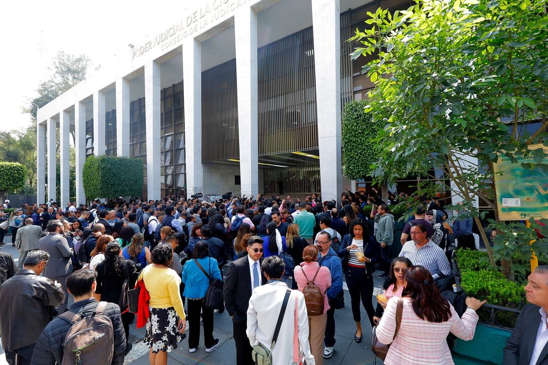 A pesar del compromiso de los trabajadores para reiniciar actividades, el paro en el Poder Judicial de la Ciudad de México continuó ayer, por lo que cientos de abogados y usuarios no pudieron realizar diversos trámites que tienen rezagados desde hace un mes. Afuera del inmueble ubicado en Niños Héroes 132, en la denominada Ciudad Judicial, hubo un conato de enfrentamiento entre paristas y personal del Consejo de la Judicatura. 