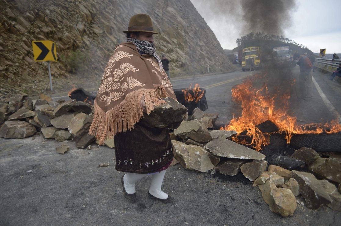 Una mujer indígena bloquea una carretera cerca de Zumbahua, en Ecuador, este martes 26 de octubre de 2021. Foto Afp 