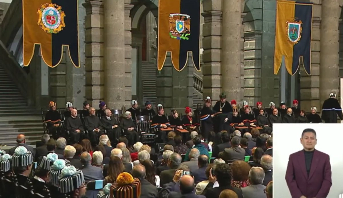 Durante la ceremonia de ceremonia de investidura de Doctor Honoris Causa a 14 personajes destacados de diferentes áreas del conocimiento, encabezado por el rector Leonardo Lomelí Vanegas. 