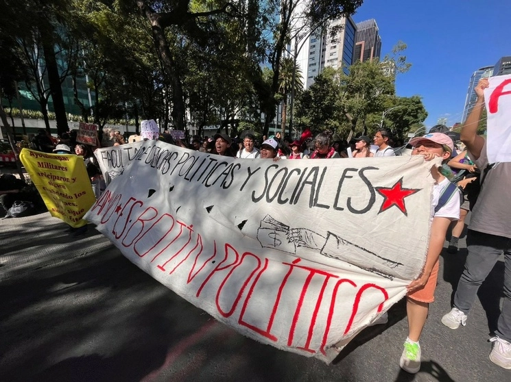 Contingente de la Facultad de Ciencias Políticas y Sociales de la UNAM se congregan alrededor del Ángel de la Independencia, previo a la marcha en conmemoración por los nueve años de la desaparición de los 43 estudiantes de Ayotzinapa, en la Ciudad de México, el 26 de septiembre de 2023. Foto Luis Castillo