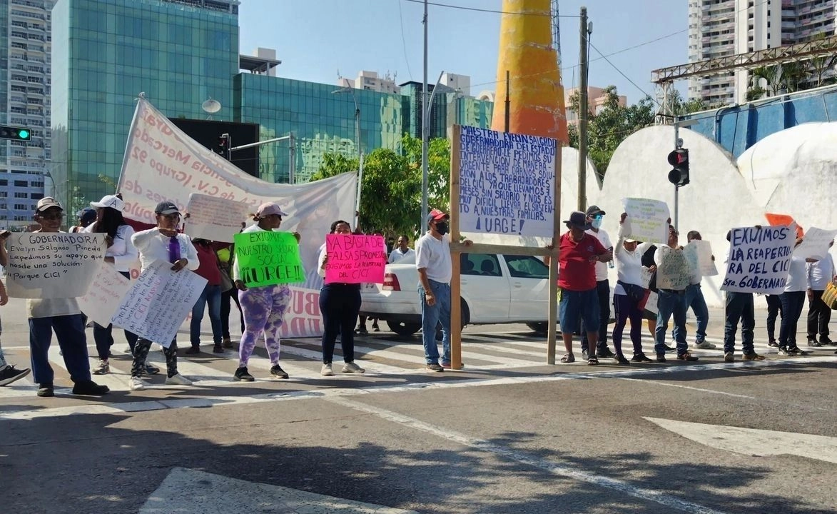 Personal del Cici ha realizado diferentes manifestaciones desde hace dos meses para exigir que los empresarios a los que el gobierno estatal concesionó la administración del parque acuático hace aproximadamente tres años, les paguen sus salarios pendientes desde hace más de cuatro meses, además de aguinaldos y vacaciones. Foto
