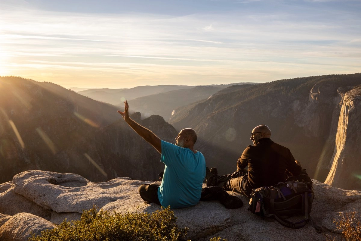 Visitantes contemplan la puesta de sol en una cornisa rocosa cerca de Taft Point, en el Parque Nacional Yosemite, California. Foto