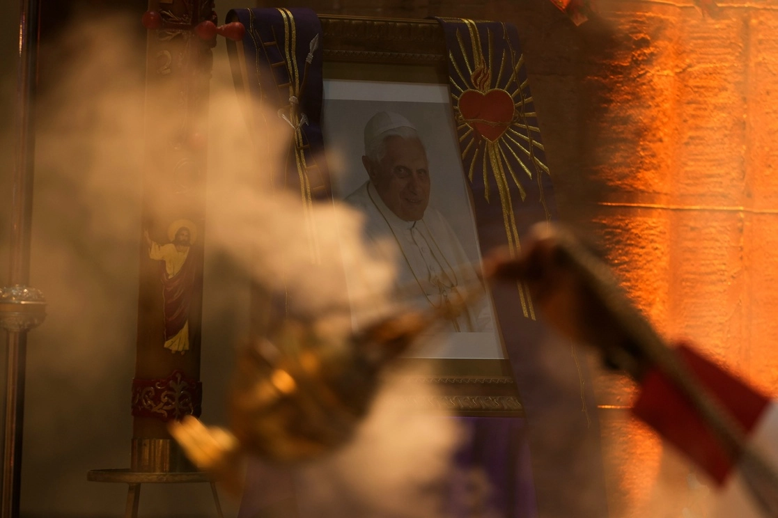 El Arzobispado de México llamó a las parroquias a replicar campanas en memoria del papa emérito Benedicto XVI. Foto Ap