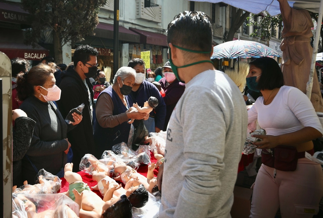 Compra de Niños Dios, así como sus ropajes y accesorios, en la calle de Talavera del Centro Histórico de la Ciudad de México, en días pasados. Foto Yazmín Ortega Cortés