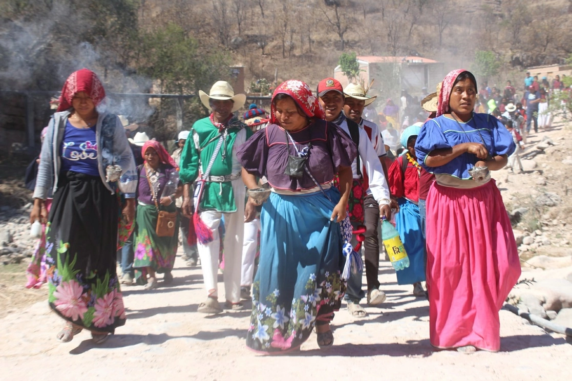 Decenas de wixaritari de San Sebastián, Teponahuaxtlán y Tuxpan de Bolaños, al norte de la entidad, comenzaron ayer una caminata de 921 km para buscar una entrevista con el presidente Andrés Manuel López Obrador en Palacio Nacional. Foto ‘La Jornada’