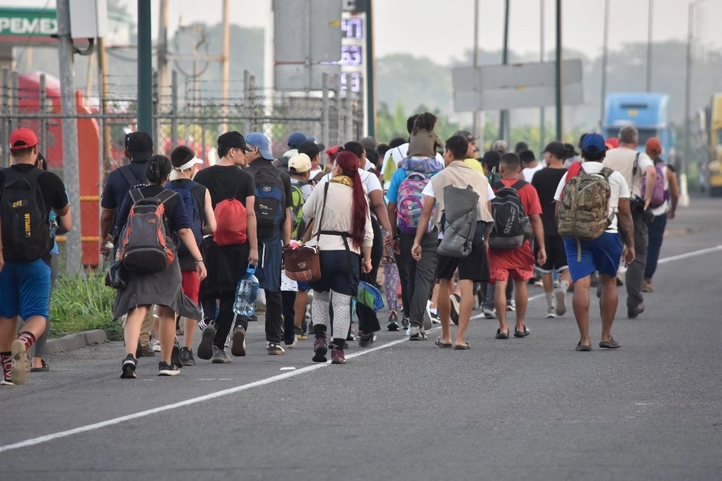 Los migrantes, entre los que iban niños, llevaban varios días viviendo en un campamento en las márgenes del río Suchiate- que divide a los dos países- en espera que el Instituto Nacional de Migración les ofreciera autobuses para trasladarlos a otras ciudades. Foto Edgar H. Clemente  