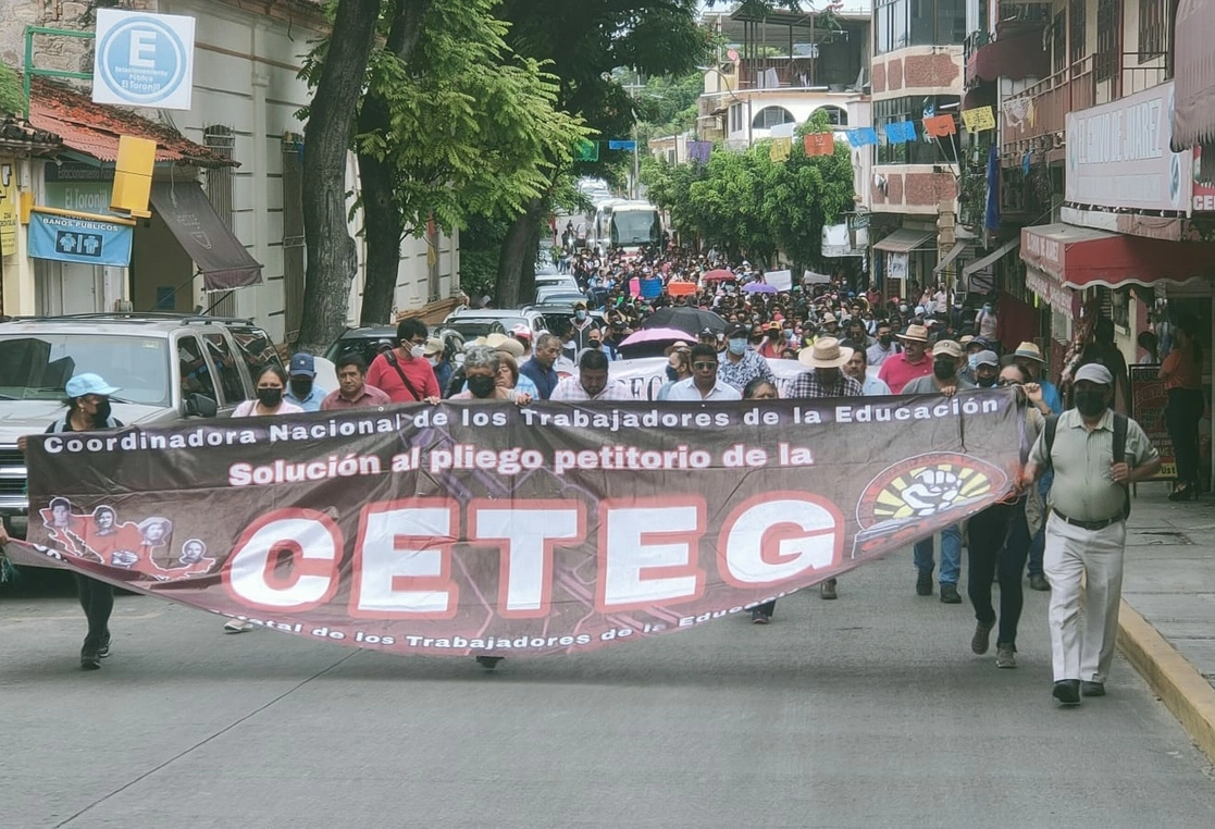 Contingentes de la Coordinadora Estatal de Trabajadores de la Educación en Guerrero marcharon a finales de octubre pasado en Chilpancingo, Guerrero, en demanda de solución a su pliego petitorio, que incluye la instalación de una mesa negociadora y el otorgamiento de plazas, entre otros puntos. Foto Sergio Ocampo Arista 