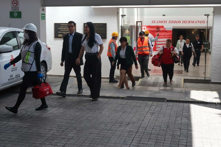 Ciudadanos participan en el simulacro por sismo en la calle Homero de la colonia Polanco, en la alcaldía Miguel Hidalgo, en la Ciudad de México, el 19 de septiembre de 2023. Foto Pablo Ramos



