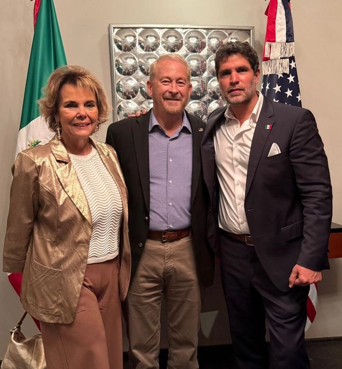 La velada, en la que también estuvieron presentes su esposa Alina Johnson, Carlos Slim Domit y el cantante Emmanuel, entre otros. tuvo lugar sólo unas horas después de que Johnson fuera recibido oficialmente por el canciller Juan Ramón de la Fuente. Foto