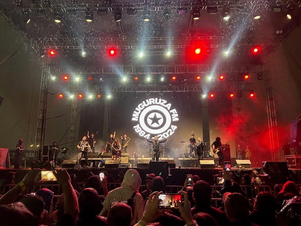 Aspectos de la participación del artista vasco, Fermín Muguruza, en el festival de ska de Nezahualcóyotl. Foto