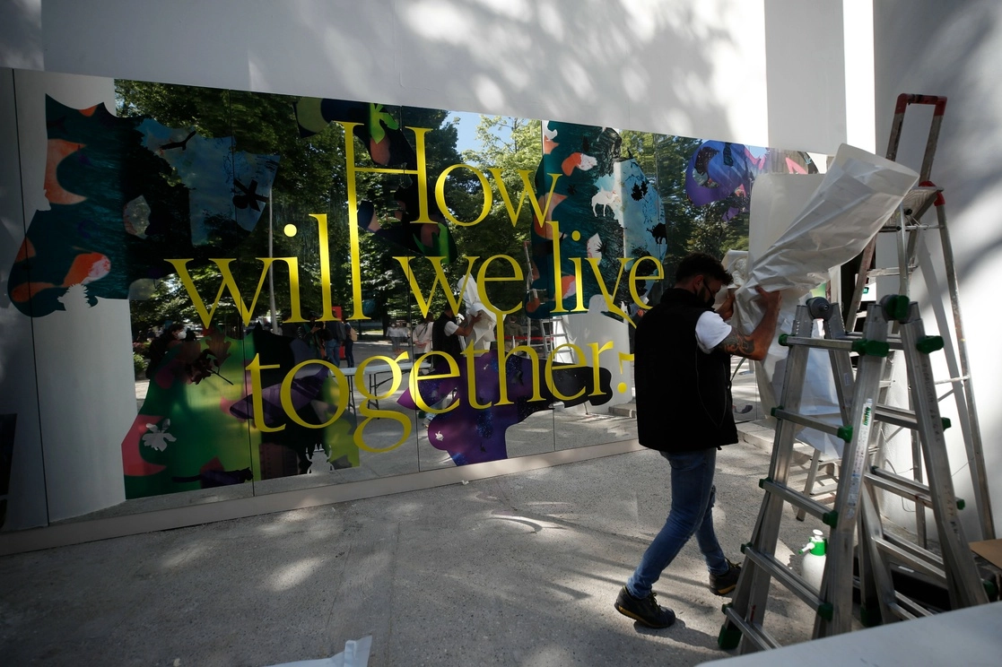 Este año la Bienal planteó una reflexión sobre la pregunta,  "¿Cómo viviremos juntos?", tras la pandemia del coronavirus. Foto Ap
