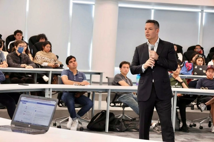 Alejandro Murat en su encuentro con universitarios. Foto La Jornada