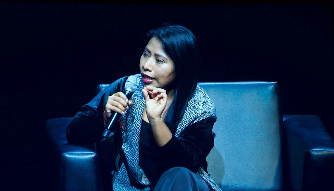 Yalitza Aparicio durante una entrevista con el curador honorario de La Ciudad de las Ideas. Foto cortesía del encuentro