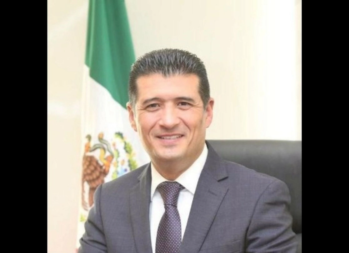 El comisionado del Inai, Adrián Alcalá Méndez. Foto tomada del Twitter de @AdrianAlcala75 / Archivo