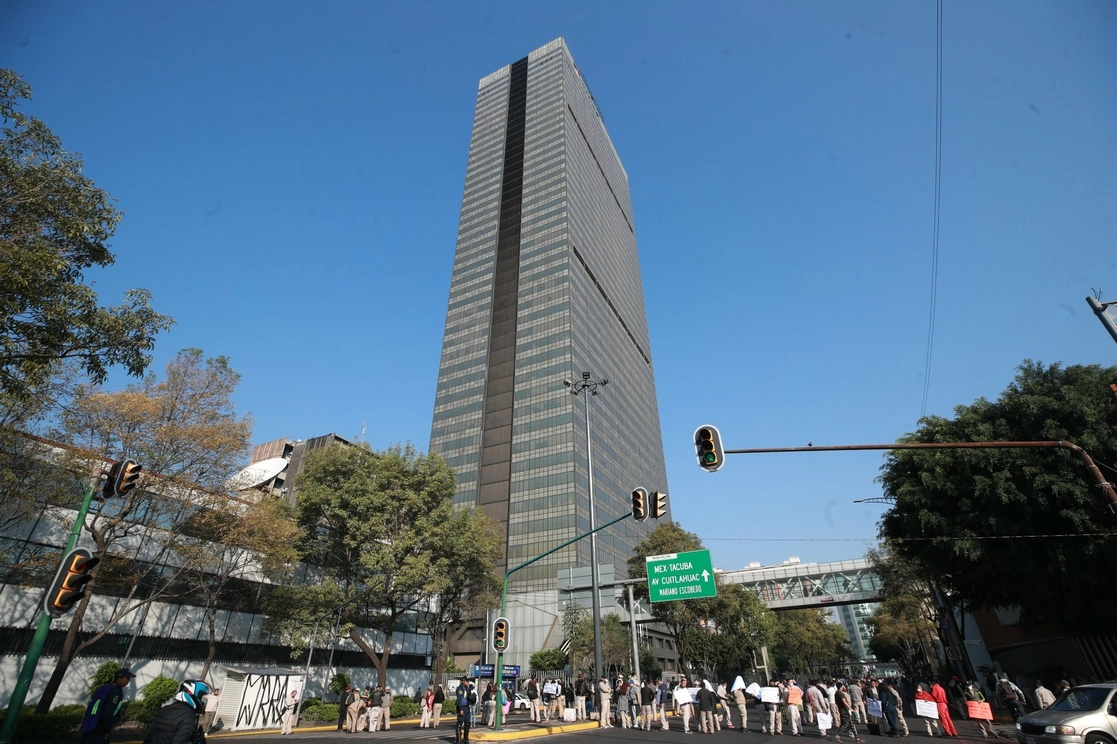 La agencia calificadora indicó que la recuperación de la petrolera quedó “descarrilada” debido al mayor apoyo brindado por la administración federal, la cual busca rescatar a Pemex y conseguir la seguridad energética. Foto Alfredo Domínguez / Archivo
