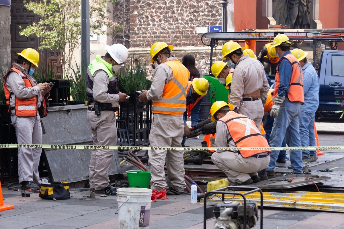 Trabajadores de la Comisión Federal de Electricidad en la CDMX. Foto