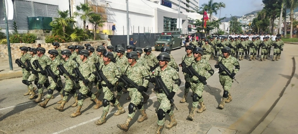 El desfile se dirigió hacia el Centro Internacional Acapulco, por un sentido de la avenida Costera Miguel Alemán. Foto 
Héctor Briseño 