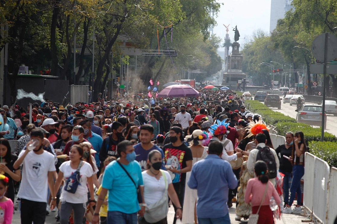 Ciudadanos caminan por los carriles centrales de Paseo de la Reforma, luego de que concluyó el Desfile de Día de Muertos. Foto Cristina Rodríguez



