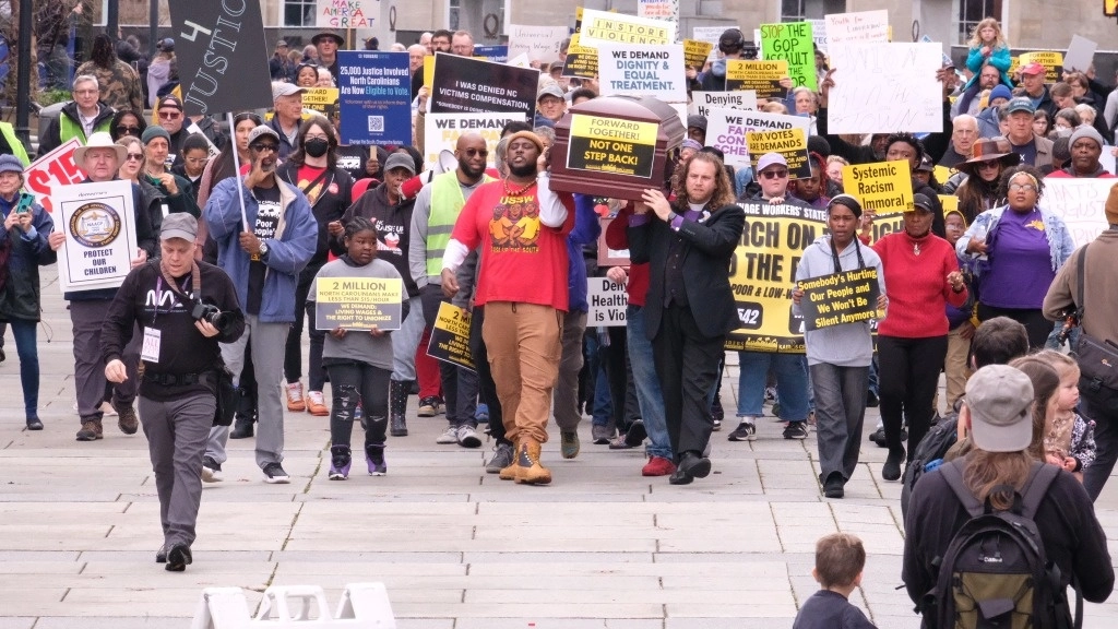 Activistas marcharon en distintas ciudades de Estados Unidos con ataúdes, lápidas y pancartas en contra de la pobreza. Foto @UniteThePoor