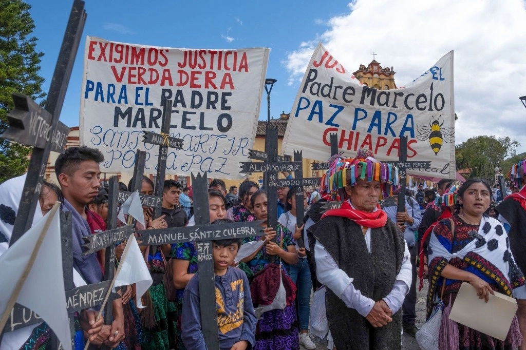 Varios de los competidores soltaron palomas de la paz antes de iniciar a las 7 de la mañana y portaron banderas blancas con la palabra paz. Foto Cuartoscuro 