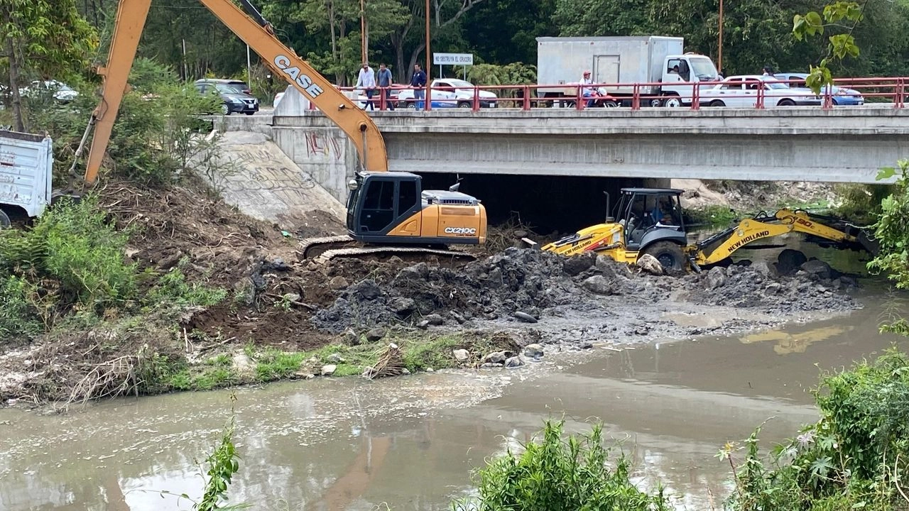 Maquinaria de retroexcavadoras en el río Mololoa en Nayarit, uno de los ríos altamente contaminado  por descargas de aguas negras .