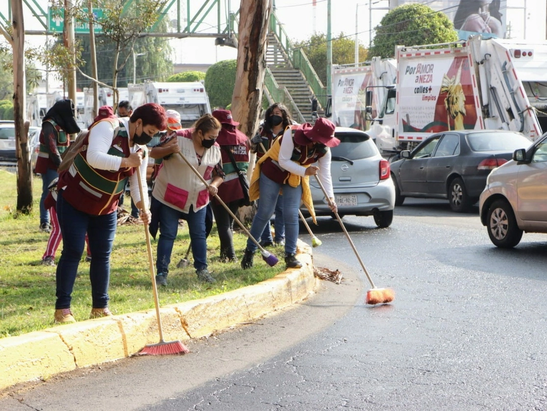 Además de la limpieza se podaron áreas verdes y se dio mantenimiento a coladeras, así como reparación de luminarias. Foto La Jornada