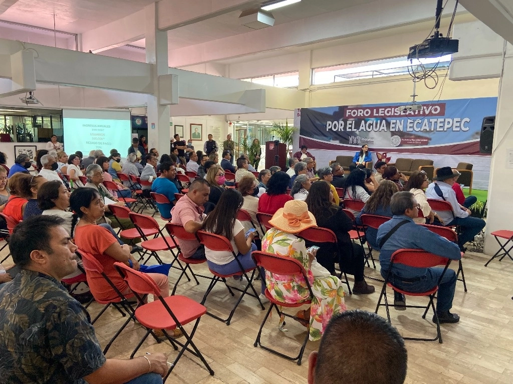 Participantes en el Foro Legislativo sobre la escasez de agua, realizado en Ecatepec. Foto Javier Salinas
