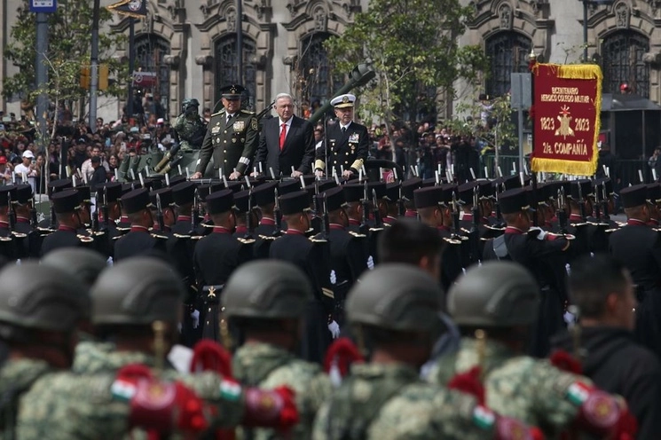 El presidente Andrés Manuel López Obrador realiza el pase de revista de las Fuerzas Armadas, previo al inicio del desfile militar. Lo acompañan el secretario de la Defensa Nacional, Luis Cresencio Sandoval y el secretario de Marina, Rafael Ojeda Durán, en la Ciudad de México, el 16 de septiembre de 2023. Foto Yazmín Ortega Cortés